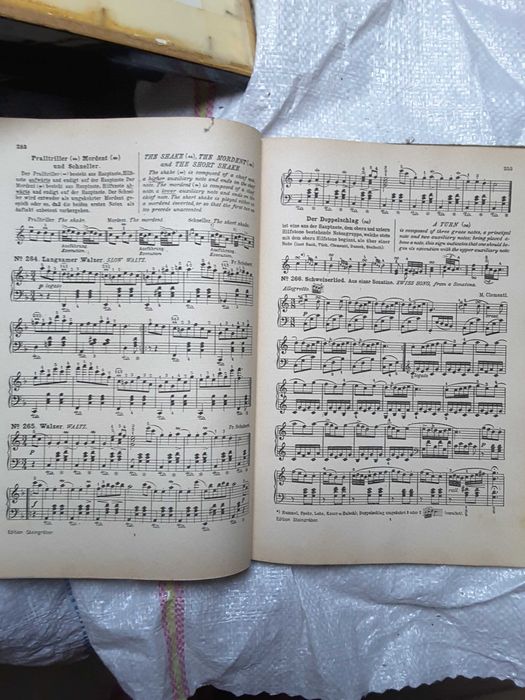 Vand diverse carti vechi si partituri vechi