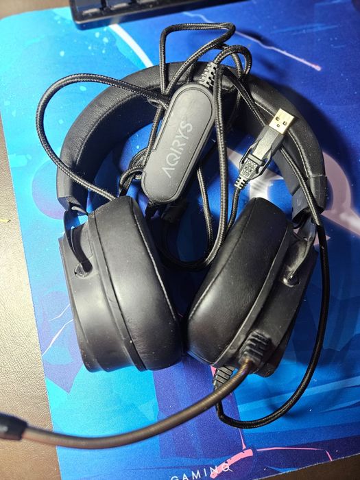 Consola  PlayStation 5 Slim, 825 GB, folosit foarte puțin, o maneta, casti negre gaming  Aquiris cu leduri , 2 jocuri FC 24 & FC 25leduri