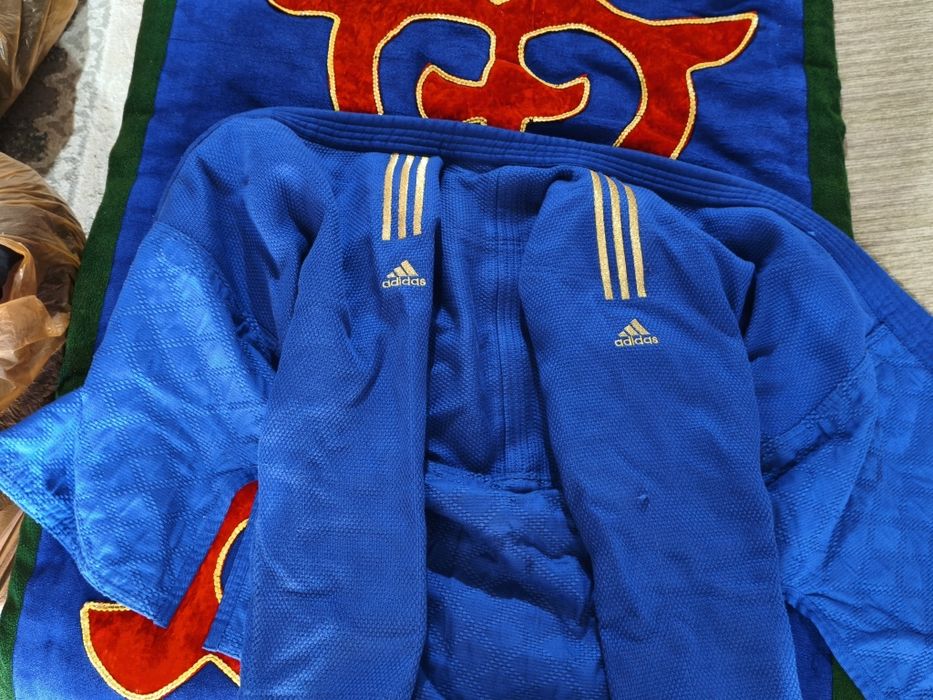 Продается кимано Adidas champion lll