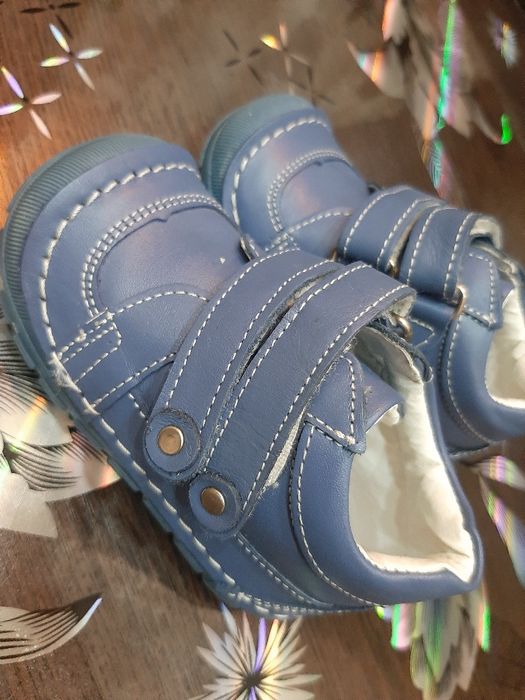 Продаю коляску,комбинезон,бортики,Обувь.