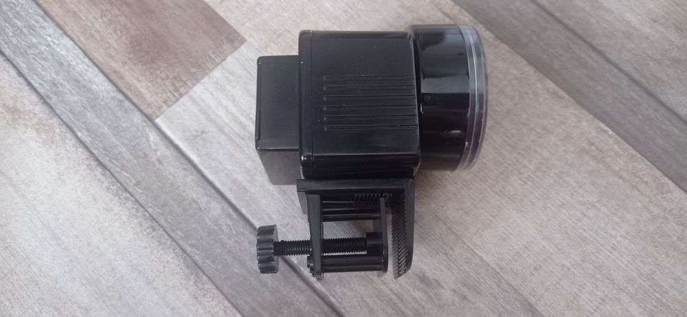 Hrănitor automat pentru pești