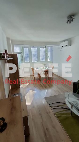 Дава се под наем Двустаен апартамент в Бургас, Център - 67 кв.м за 382.5 € - Снимка #3