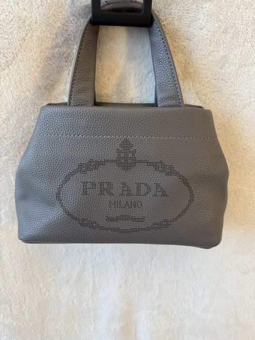 Geanta Prada, defect manere