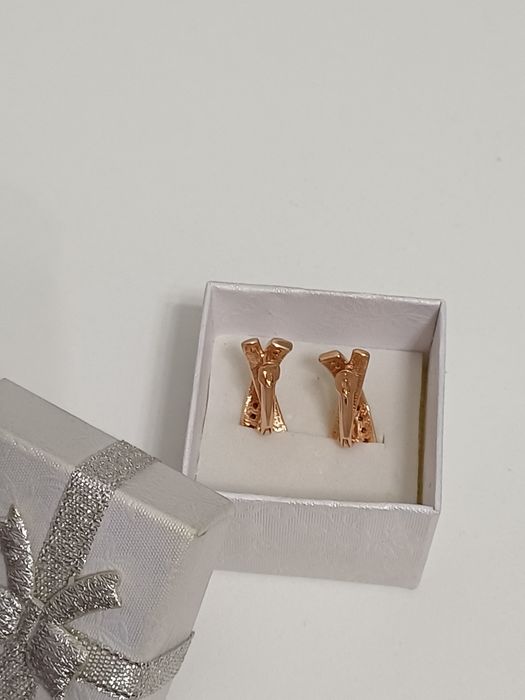 Серьги с сияющим камнем