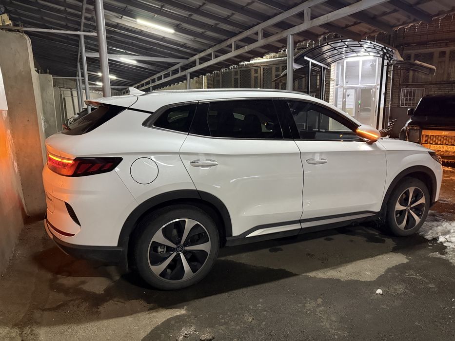 BYD SONG PLUS. Moshina zor xolatda. Minuvchi mazza qib minadi.