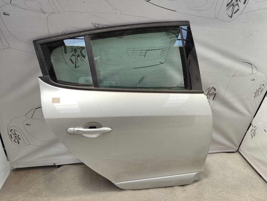 Ușă Spate Dreaptă Renault Megane III Hatchback Gri Cod Culoare D69 2014 / [2009-2016] / 821006014R (1B)