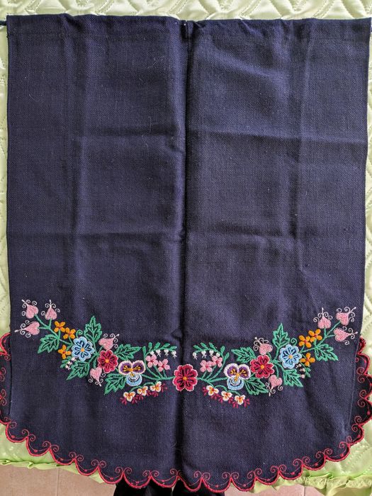 Вълнена,бродирана престилка