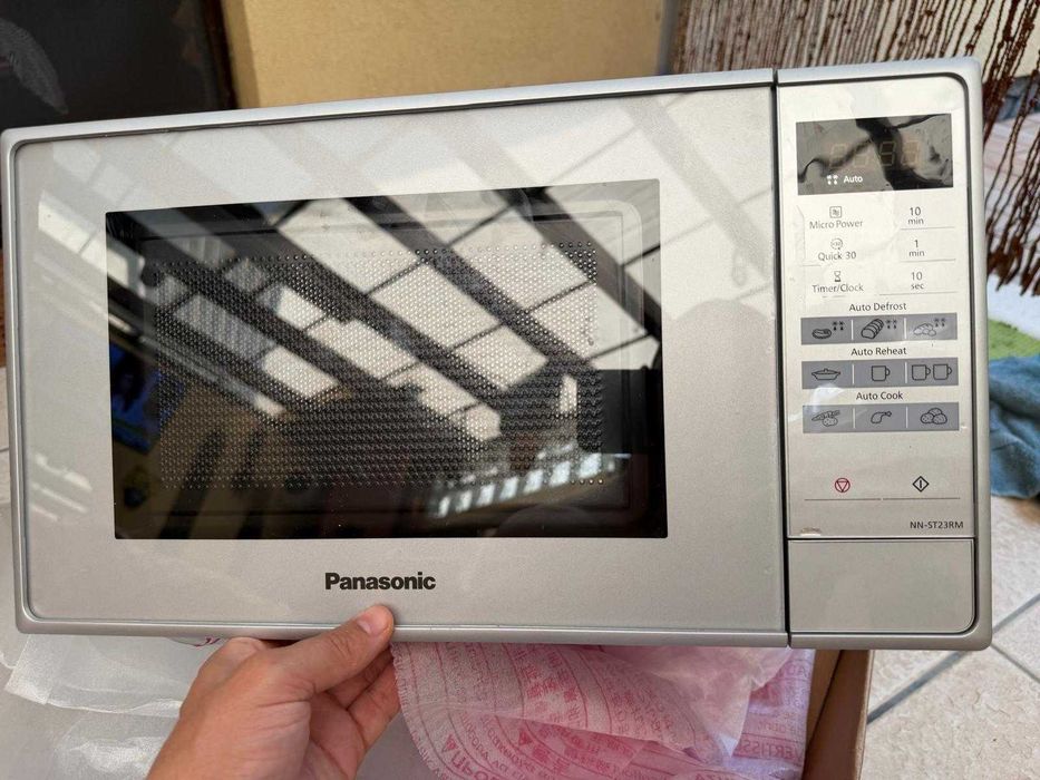 Cuptor cu microunde Panasonic NN‑ST23RMEVG (folosit o singură dată)