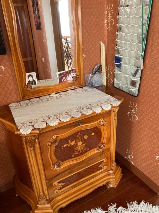 Спальный гарнитур , классический с декоративным рисунком.