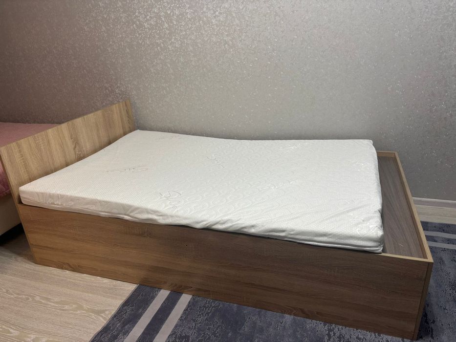 Кровать с матрасом