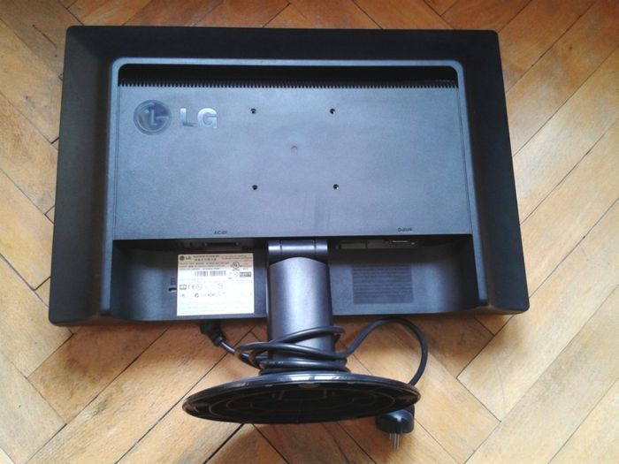 Монитор LG W1934S