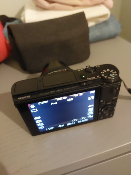 Sony Cyber-shot DSC-RX100 VII, vizibilă aici cu obiectivul său Vario-Sonnar T*.