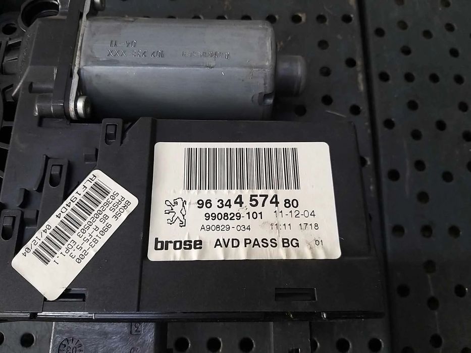 Motoras macara dreapta fata peugeot 307 sw 9634457480