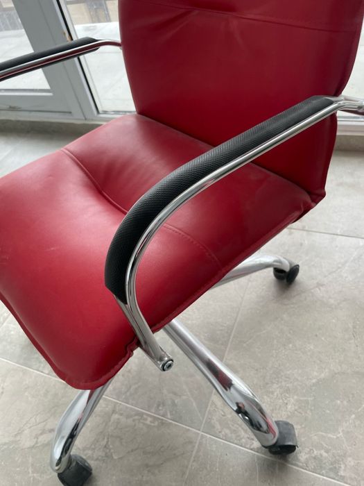 Стул красный в отличном состоянии