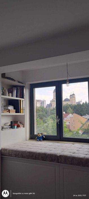 divan fereastra dormitor +biblioteca