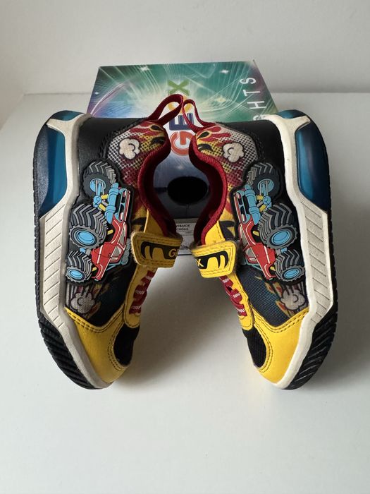 Светещи обувки Geox