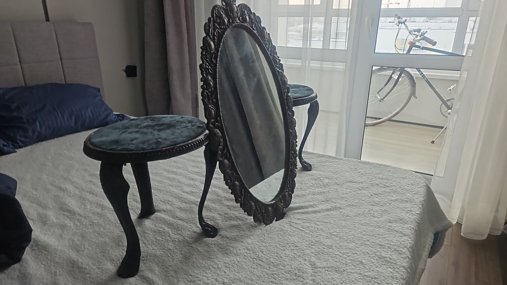 Продам кресло часы зеркало со стульями стол.