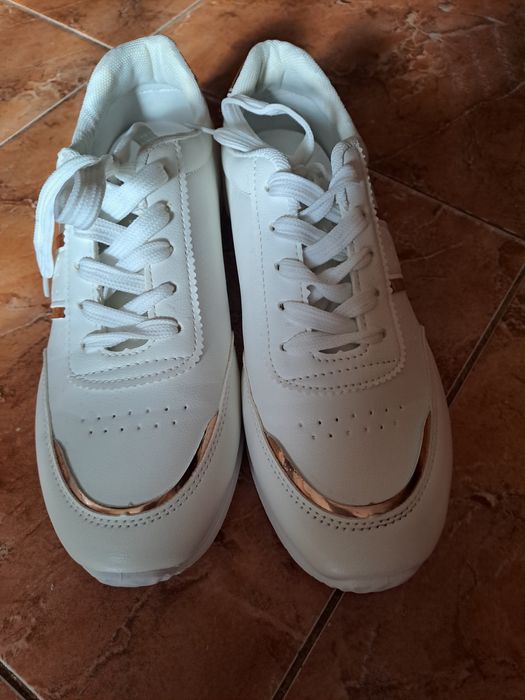 Pantofi sport damă, pe ei scrie mărimea 40 dar se potrivesc la 39
