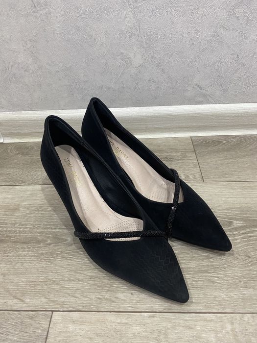 Продаю классические туфли