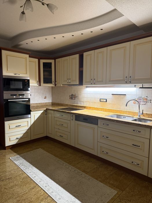 Bucatarie crem cu blat granit si chiuveta