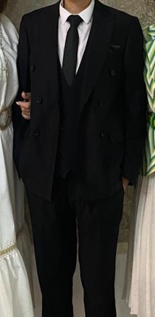 Черный двухбортный костюм