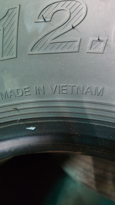 Продам грузовые шины 12.R20