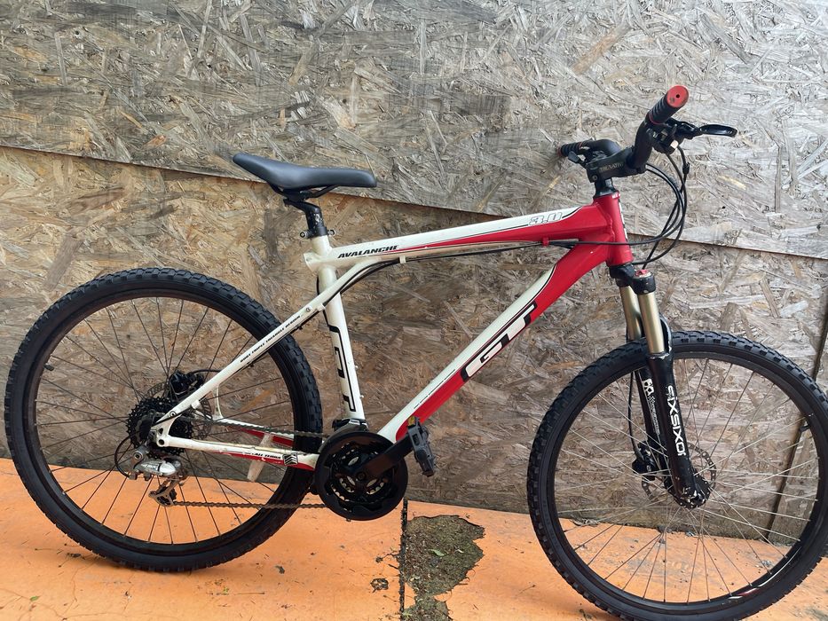 Bicicleta gt avalanche frane pe disc hidraulice furca pe aer  roti 26”