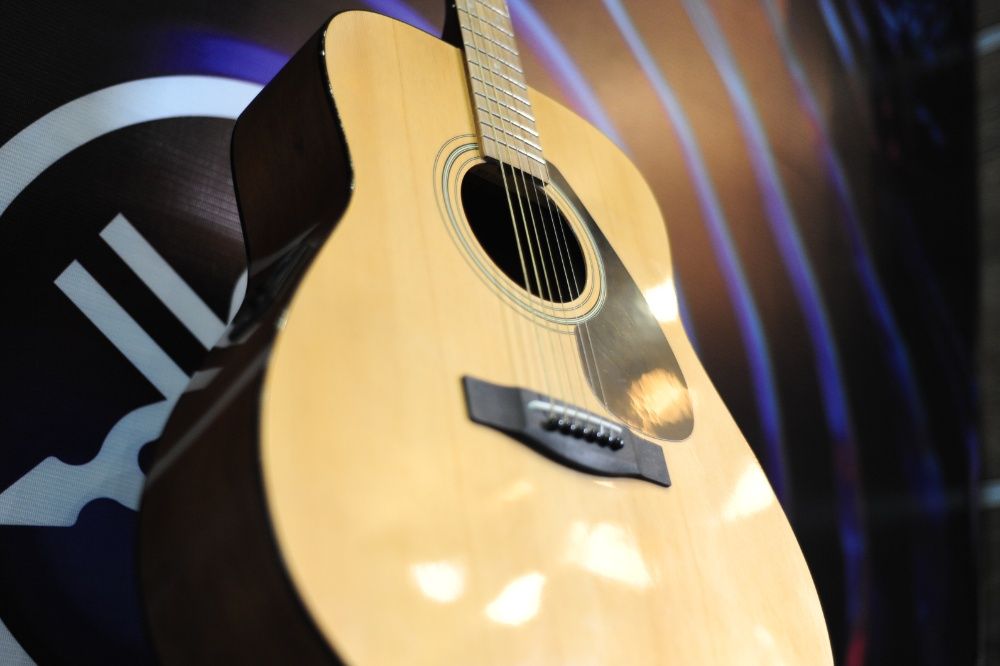 Фирменная электро-акустическая гитара YAMAHA FX310 All