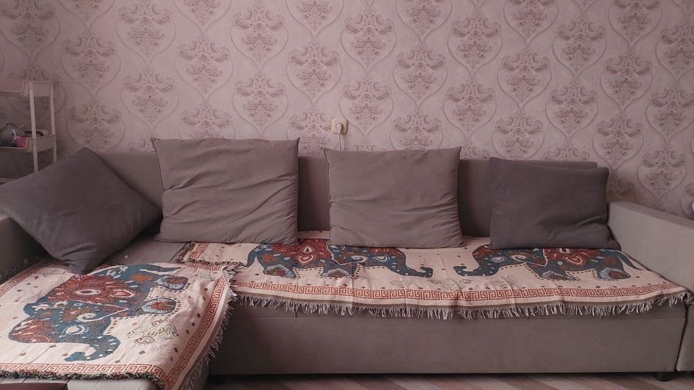 Диван угловой продаю