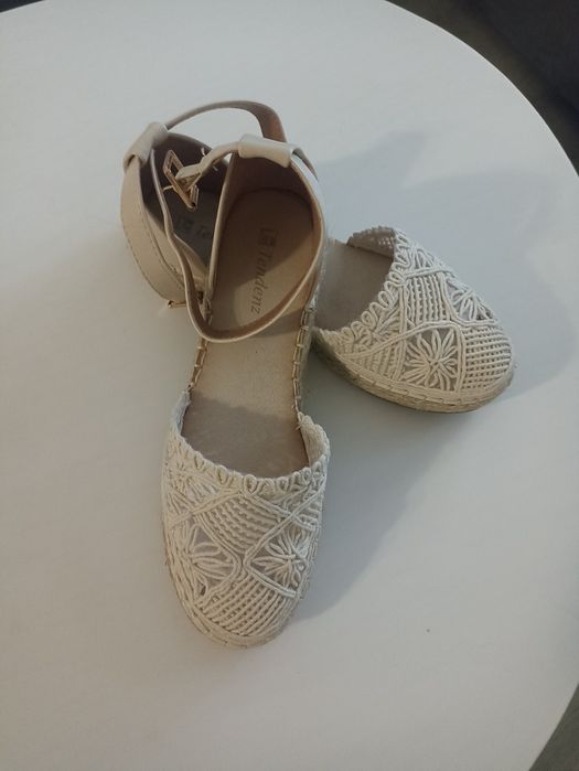 Steve Madden номер 38черни  ,обувки , маратонки ,сникарси ,еспадрили висок ток прозрачни