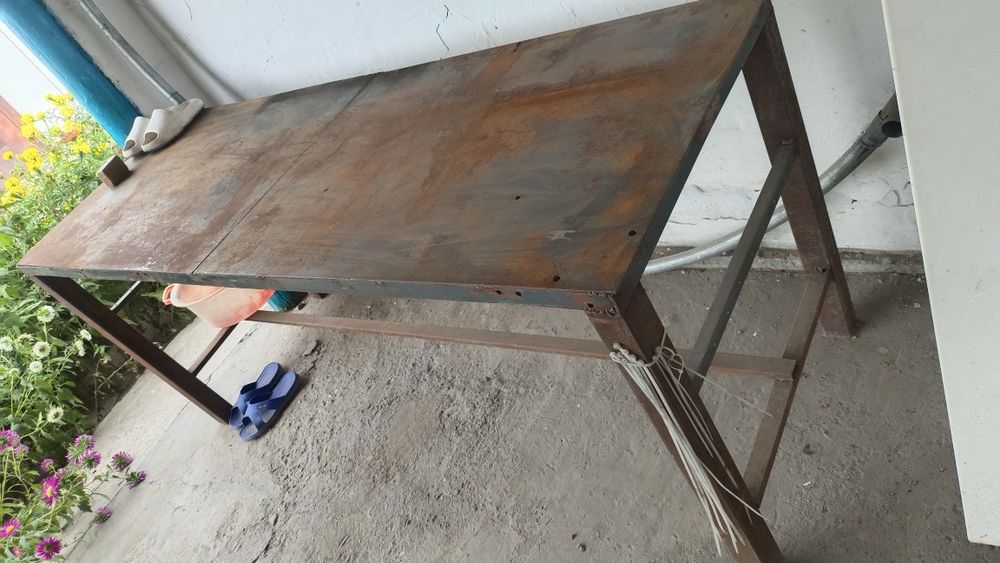 Продам железный стол (верстак)