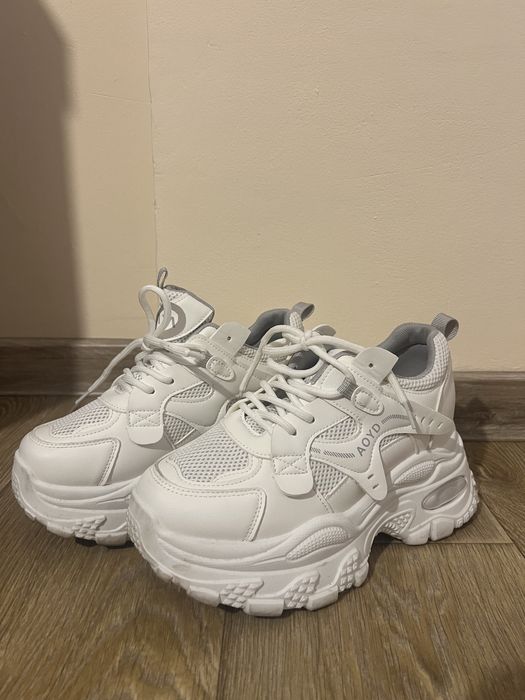 Бели маратонки на платформа