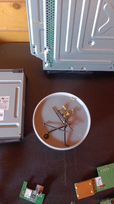 Dezmembrez xbox 360 Slim / E