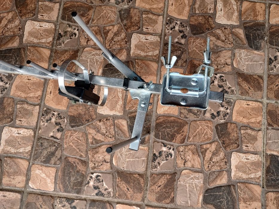 Antenă cu elemenți