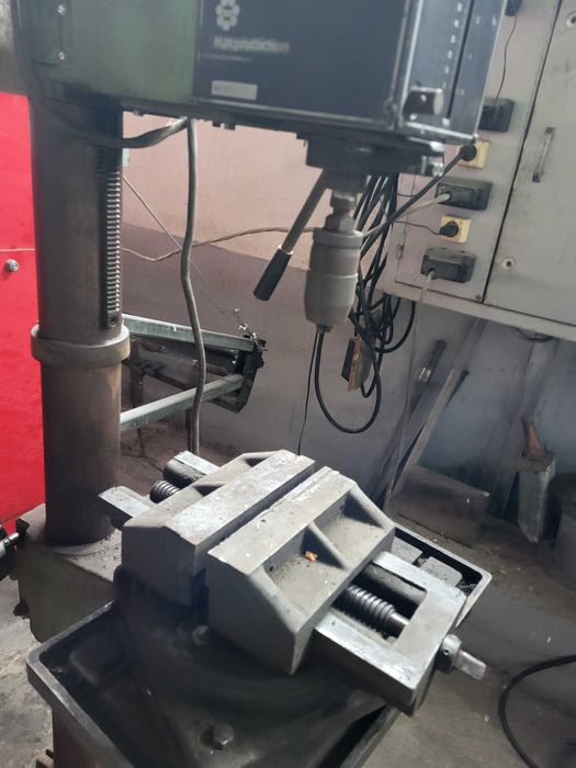 Бормашина колона, трифазна в перфектно състояние.