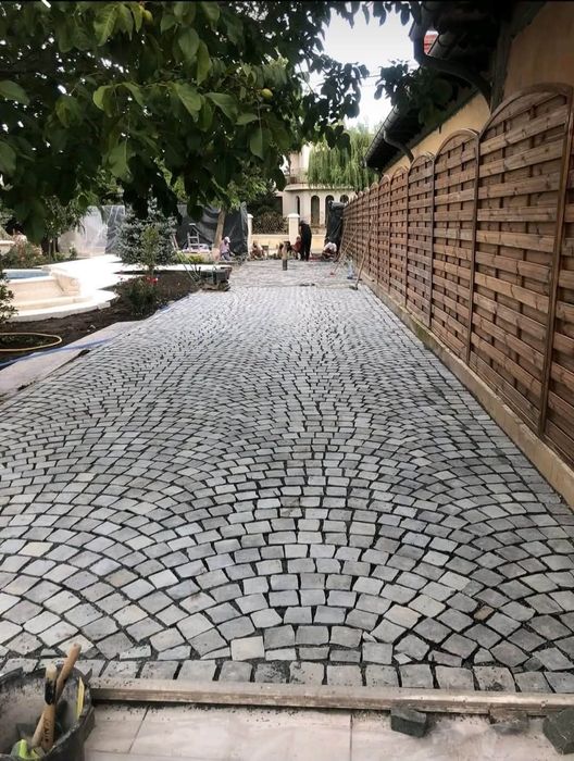Piatră Cubică Maro Bej – Transport + Montaj în Toată Țara
