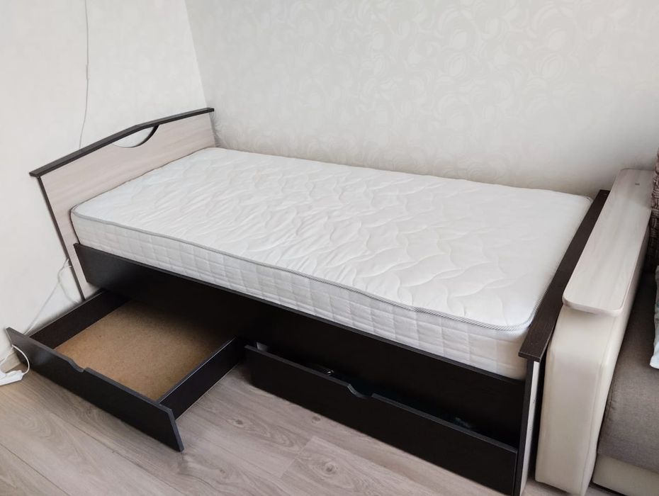 Продам кровать с матрасом