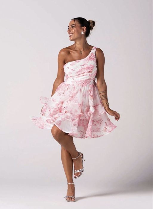 Розова бутикова рокля с едно рамо