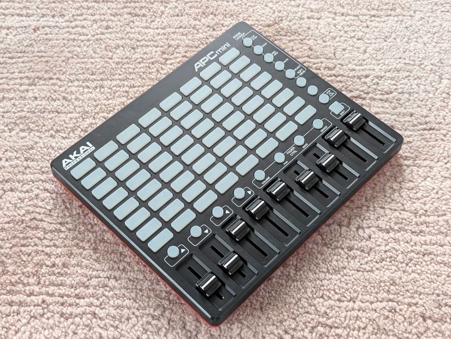 Vand AKAI APC Mini, 250 Lei, transport Easybox inclus
