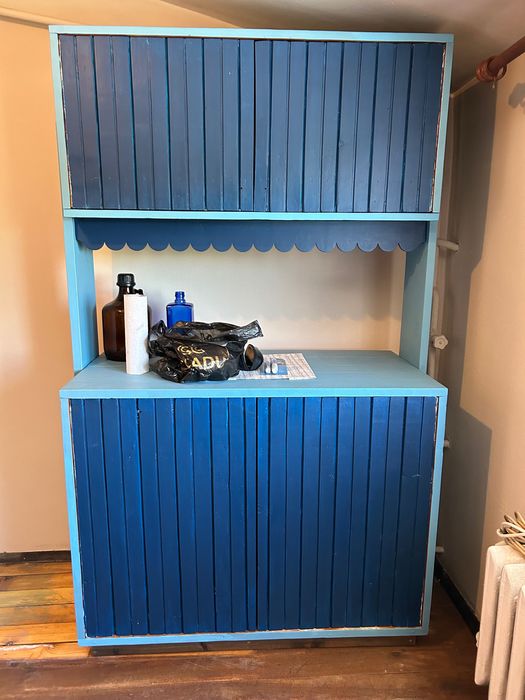 Продавам кухненски дървен шкаф