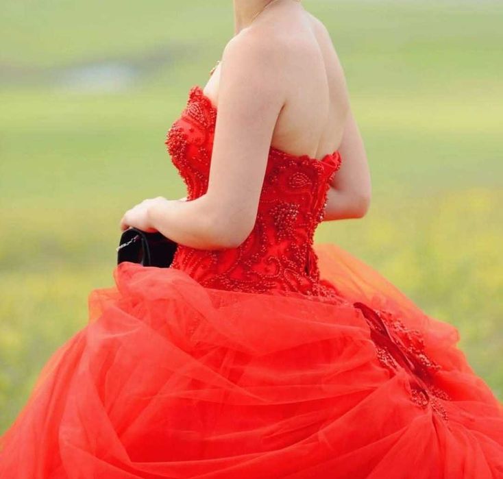 Абитуриентска рокля с връзки