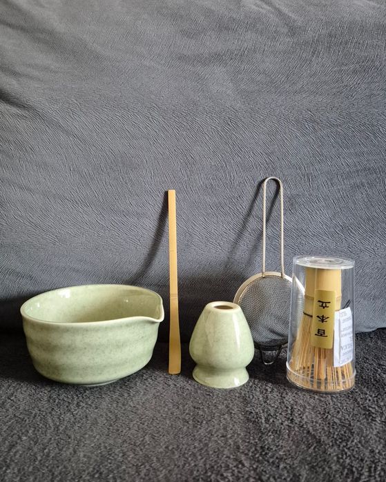 Set complet matcha 5 piese, bol ceramic, tel bambus, sita și suport