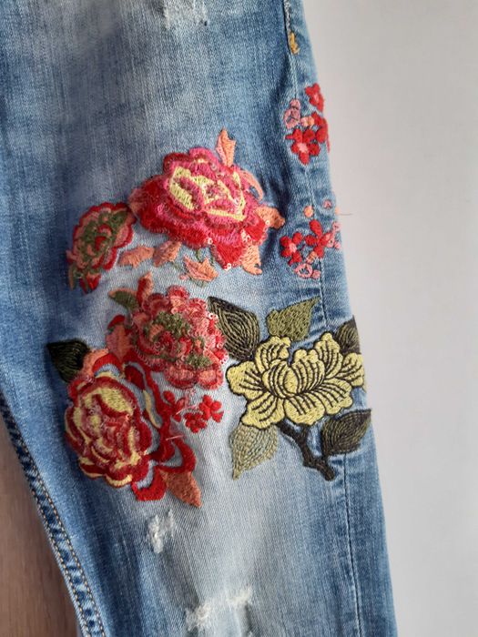 Дамски дънки с бродерия