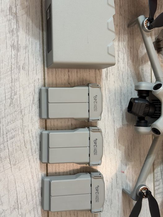 DJI Mini 4 Pro Fly More Combo ca nouă