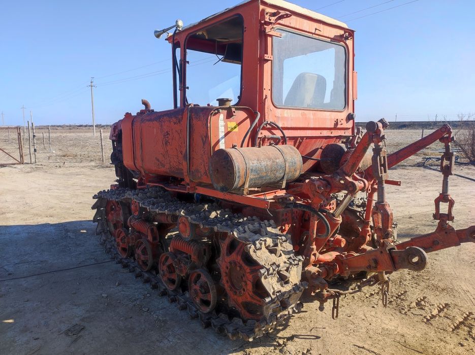 Трактор Дт-75 с плугом