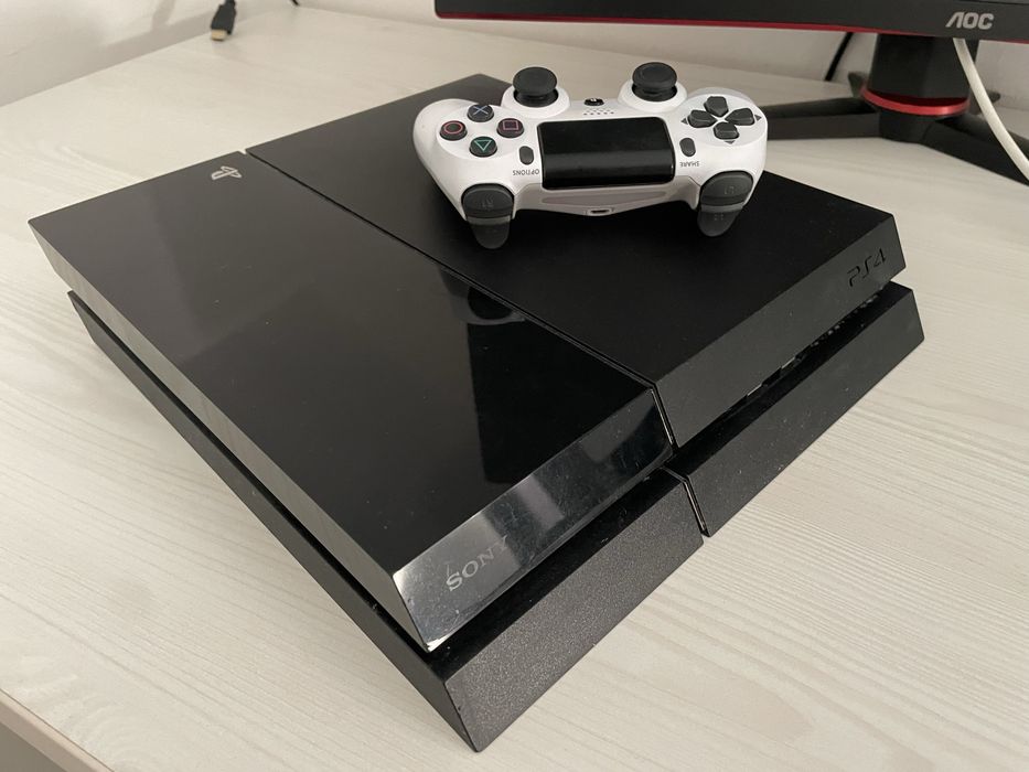 Vand ps4 cu 3 jocuri si maneta