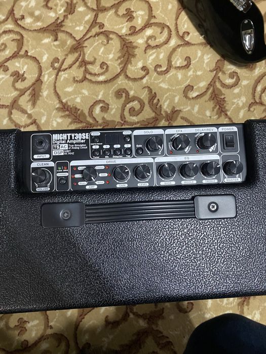 Электрогитара с комбоусилителем (elektrogitara va kolonka usilitel)