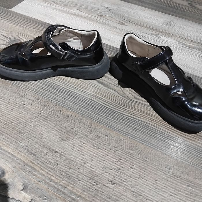 Продаются школьные туфли