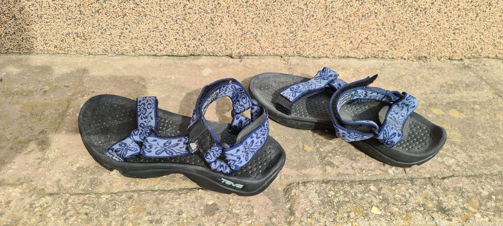 Vând sandale sport TEVA Hurricane, mărimea 36, aproape noi