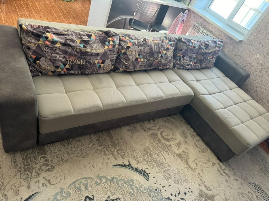 Продам угловой диван 3,5 метра